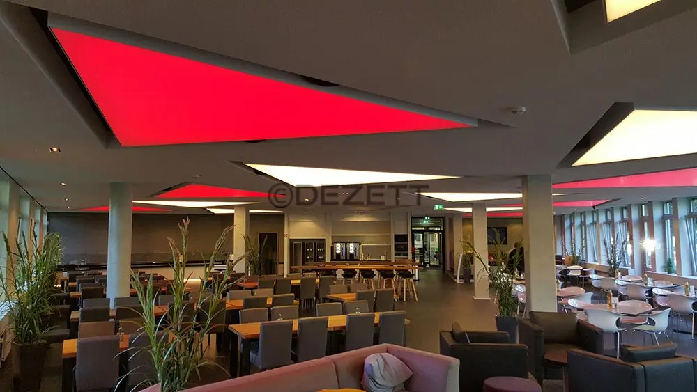 Lichtdecken in einer Cafeteria in Hamburg