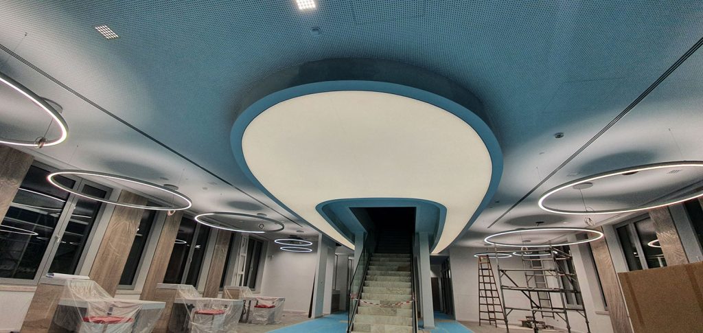 Lichtdecke im Empfangsbereich einer Sparkassenfiliale