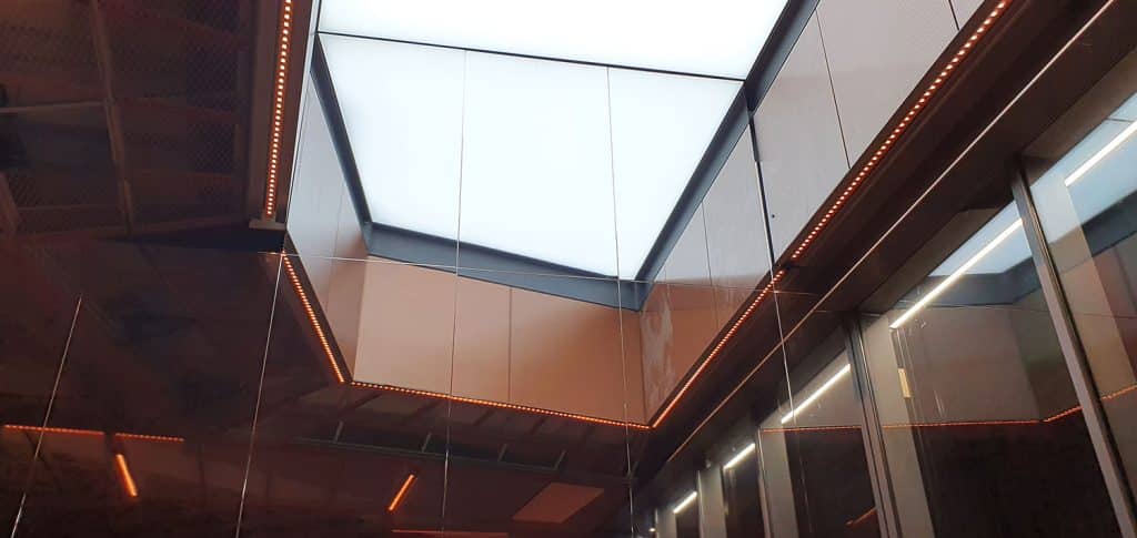 Lichtdecken in Kombination mit Spiegelwand