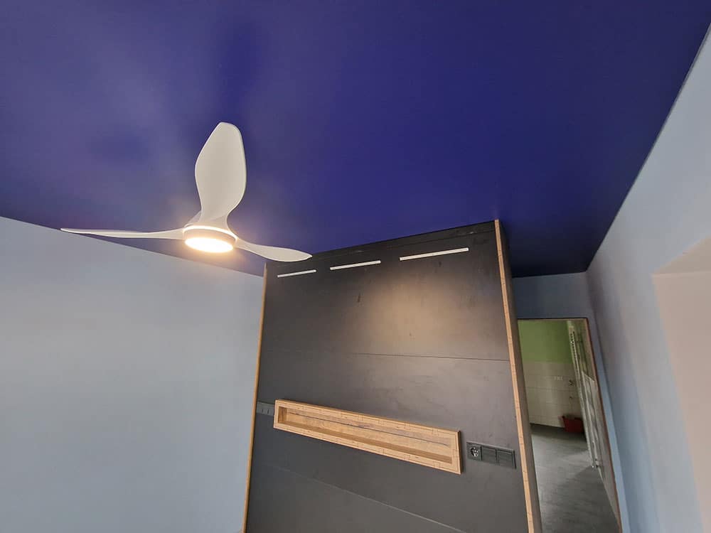 blaue Spanndecke in einem Schlafzimmer Tangermünde