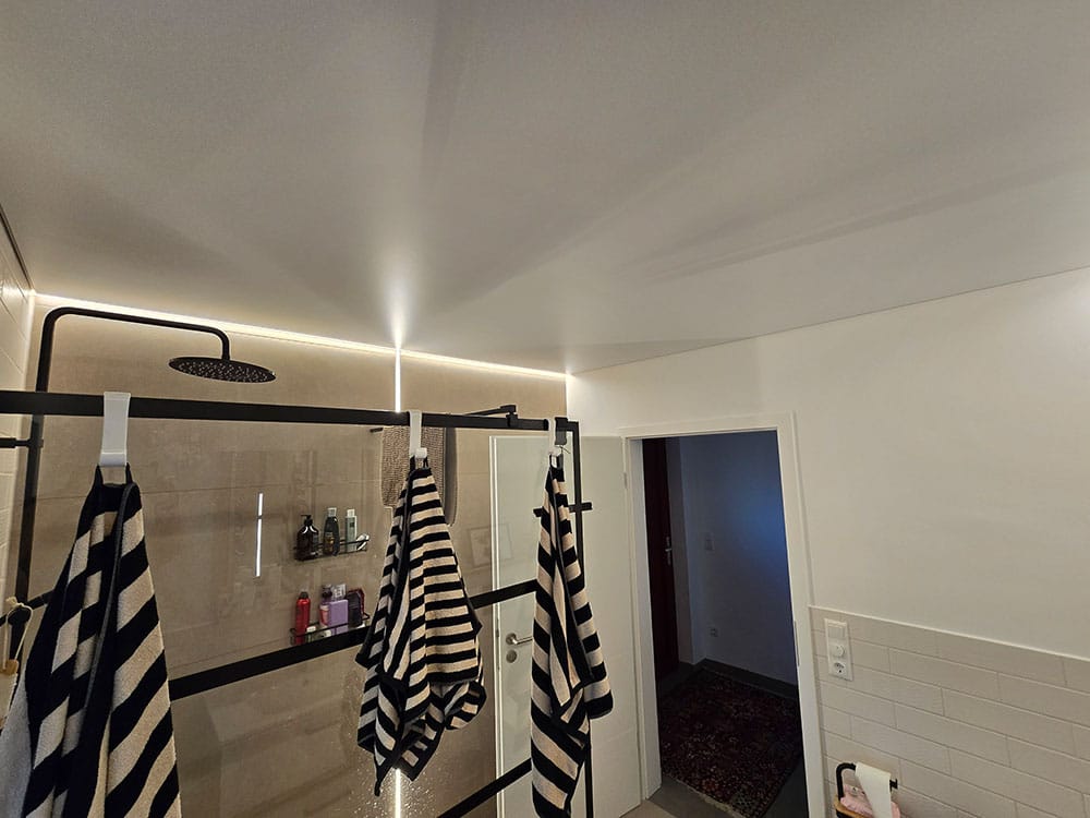 Badezimmer mit Spanndecke und LED Randbeleuchtung