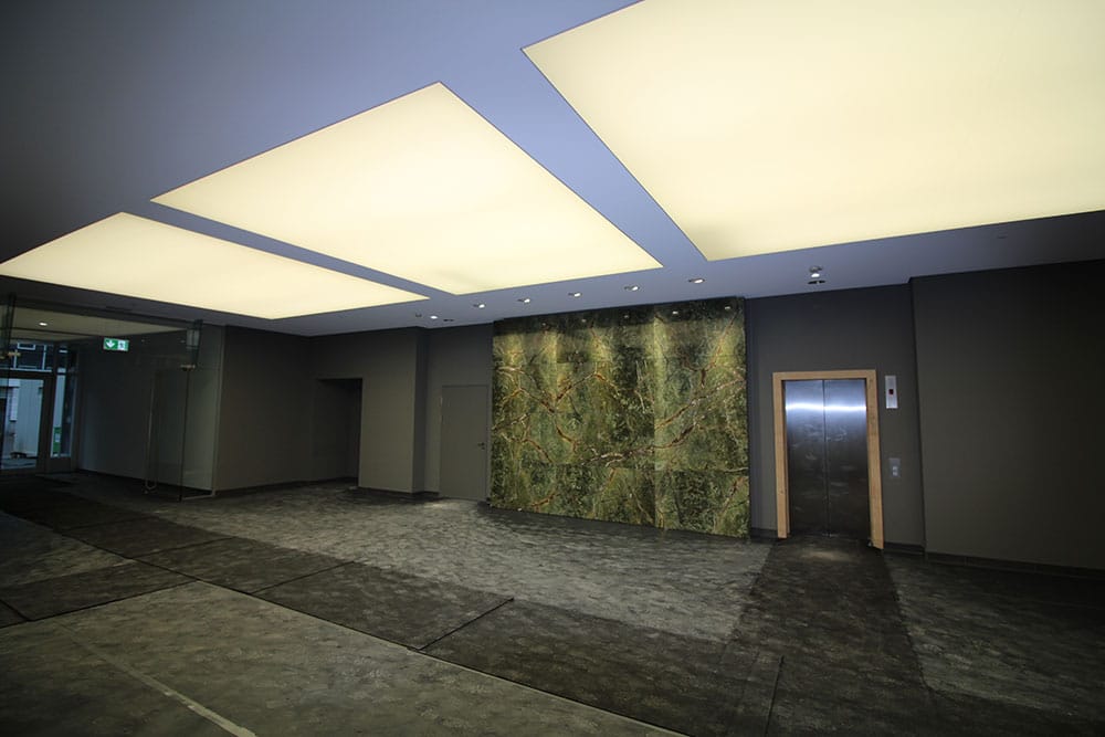 Lichtdecken in einem Fahrstuhlvorraum eines Bürogebäudes in Düsseldorf