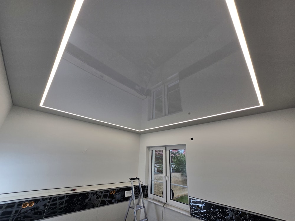 Spanndecke in einem Badezimmer zweifarbig mit LED Licht