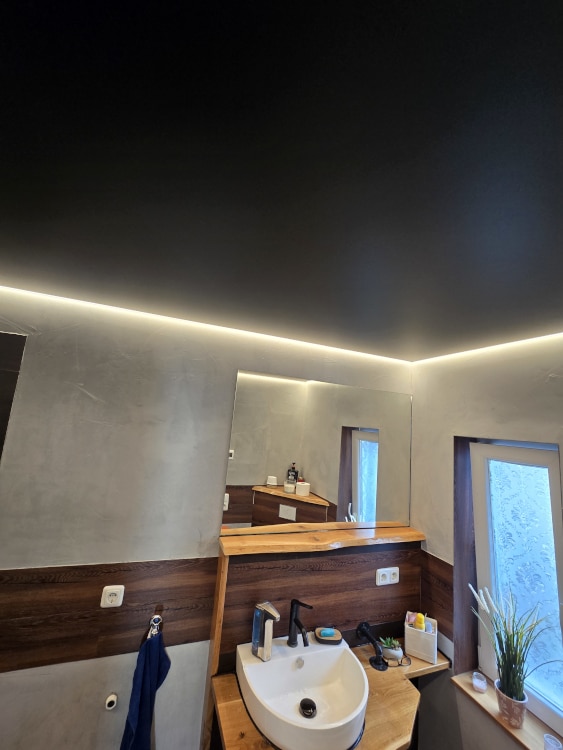 schwarze Spanndecke mit Randbeleuchtung im Gäste-WC