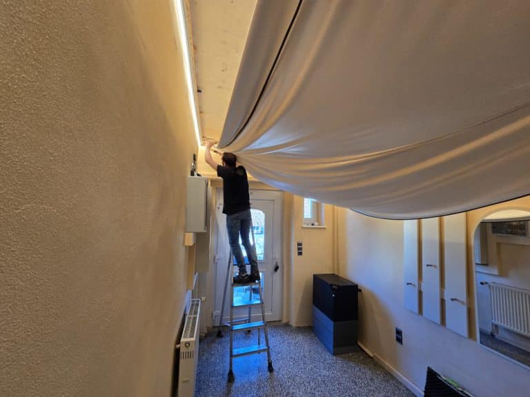 Installation Spanndecke mit LED-Randbeleuchtung